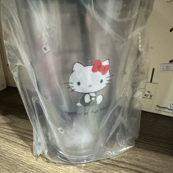 Starbucks x Hello Kitty Cold Cup -16oz - Picture 3 of 3